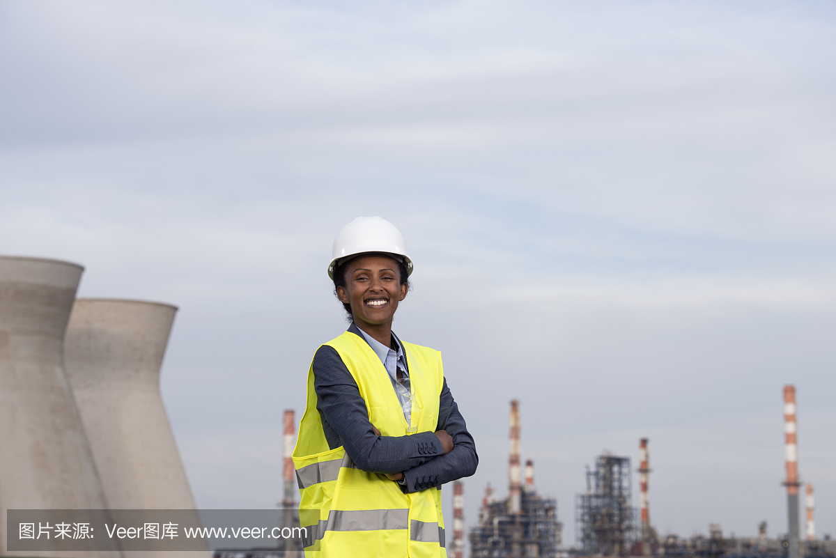 在化工廠工作的女商人。