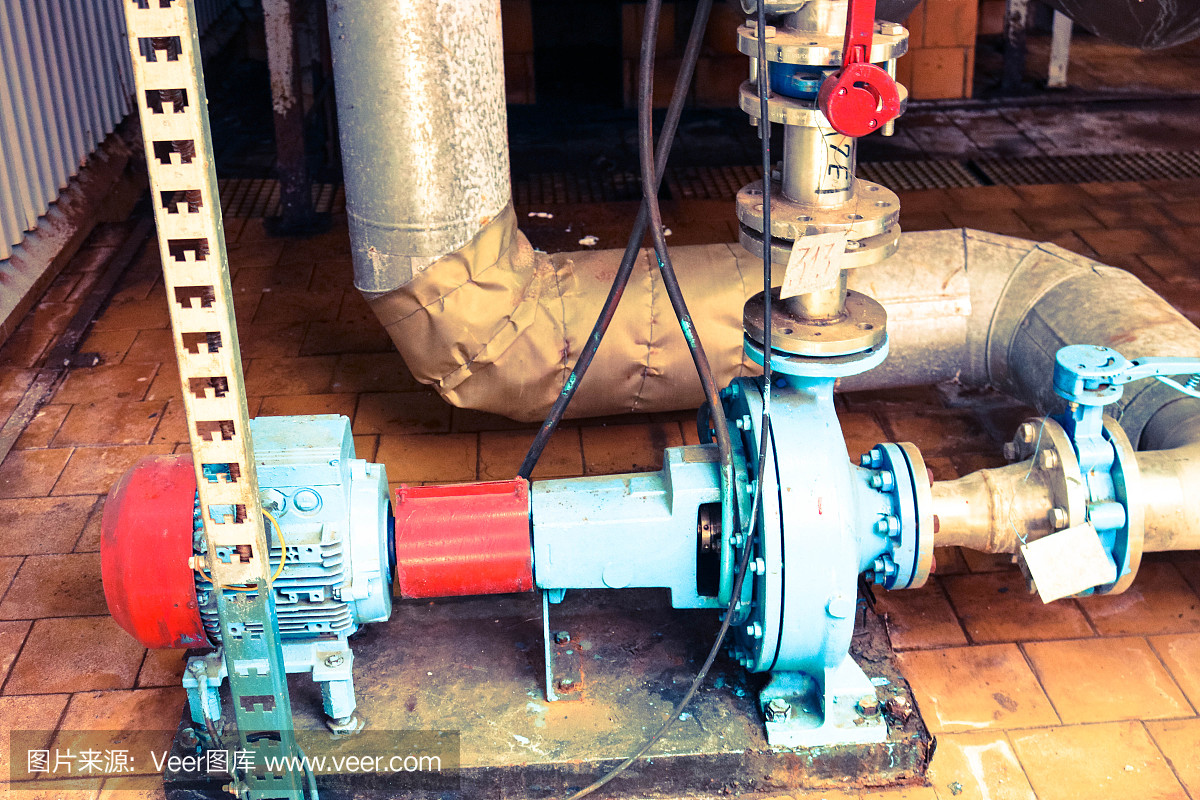 工業煉油廠、化工石化工廠車間用于泵送液體燃料產品的鐵金屬離心泵設備和帶法蘭和閥門的管道